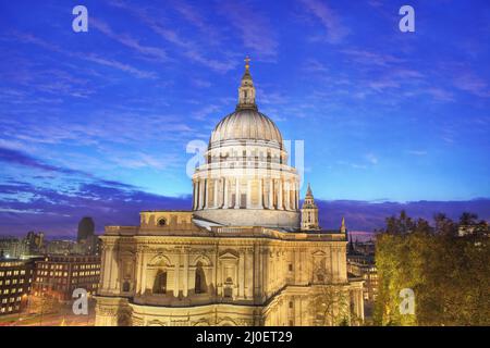 Erhöhter Blick auf die St. Paul`s Kathedrale in der Abenddämmerung. London. England. Stockfoto